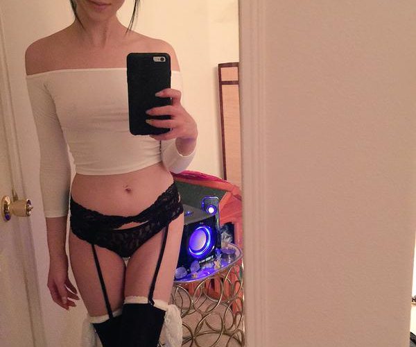 MinnieB00m_ sexy selfie with suspenders